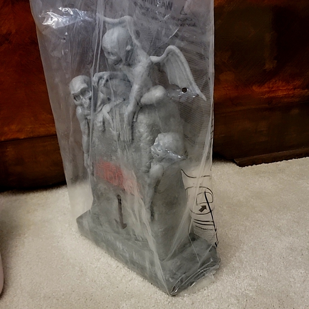 Limited Edition Beetlejuice Tombstone Regal Exclusive Popcorn - Picture 3 of 6